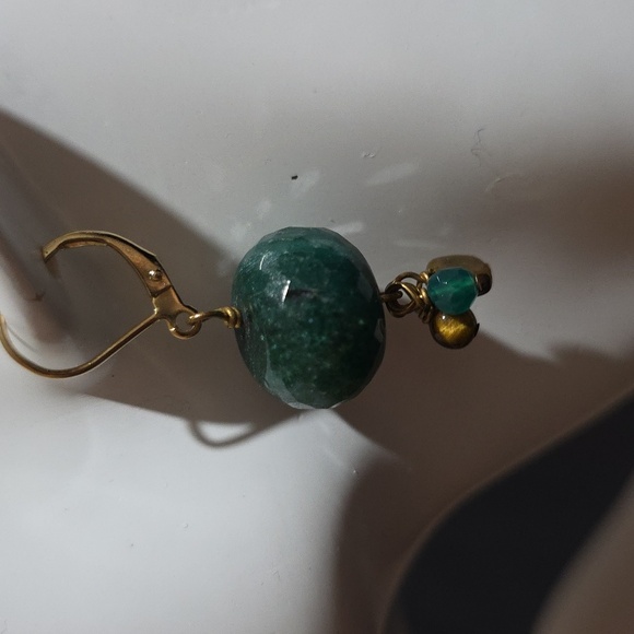 Elegant Natural Stone Green and Gold Drop Earrings - Picture 2 of 2